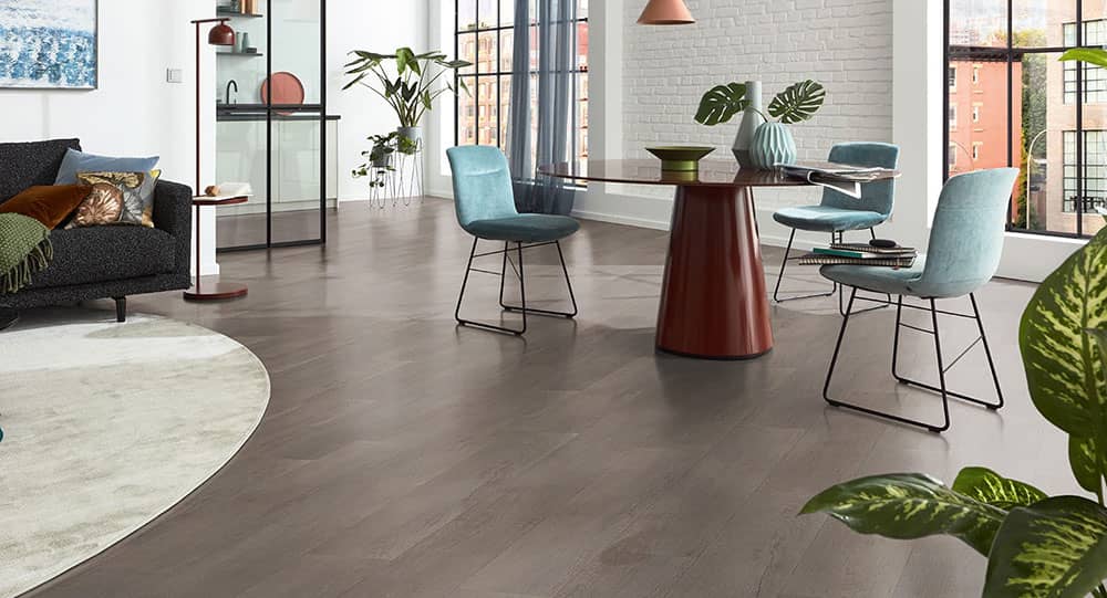 Modern eingerichteter Essbereich mit formstabilem Loose-Lay Vinylboden