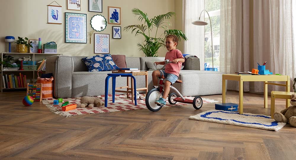 Klick-Vinyl verlegt im Flurbereich mit hellem, modernem Eichen-Design