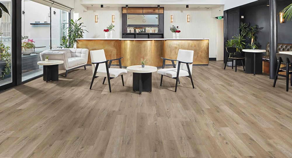 Modernes Wohnzimmer mit verklebtem Klebe-Vinylboden in edler warmer Optik